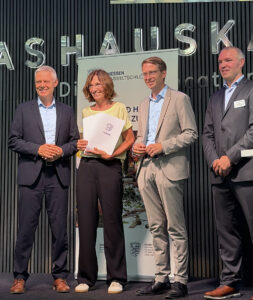Fachberaterin Martina Graw nimmt von den Staatssekretären die 31 Urkunden für die Schulen in Kassel und Umgebung entgegen (Foto: Uwe Petersen)